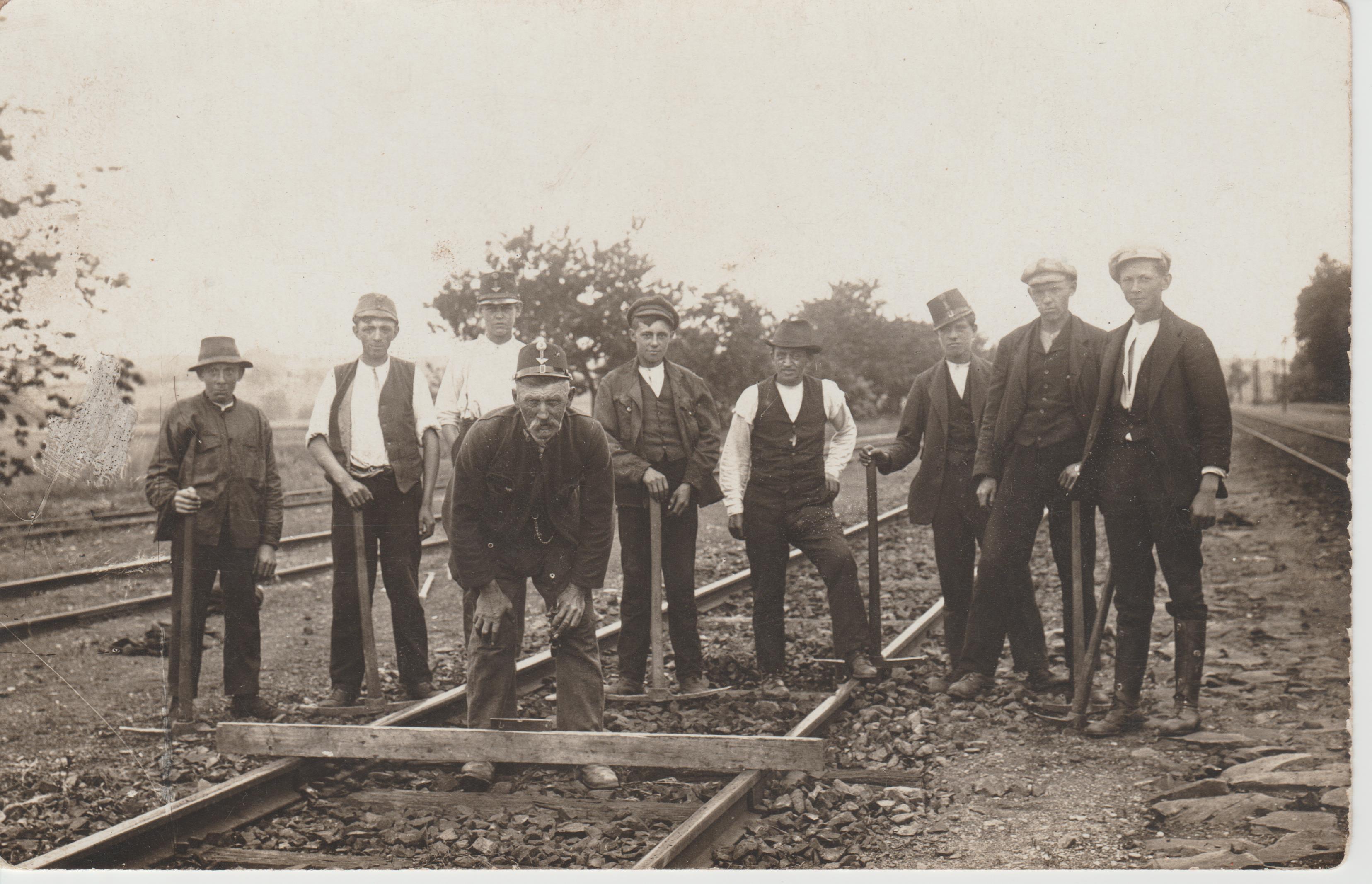 Železniční dělníci ve stanici Strupčice 1920