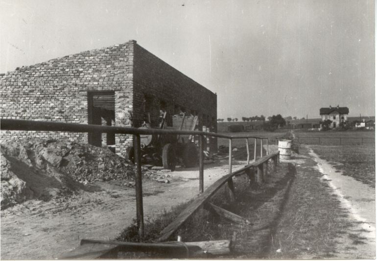 Stavba kabin na hřišti TJ Strupčice - 70. léta 20. stol.