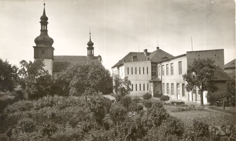 Kostel a škola od severu po 2. svět. válce