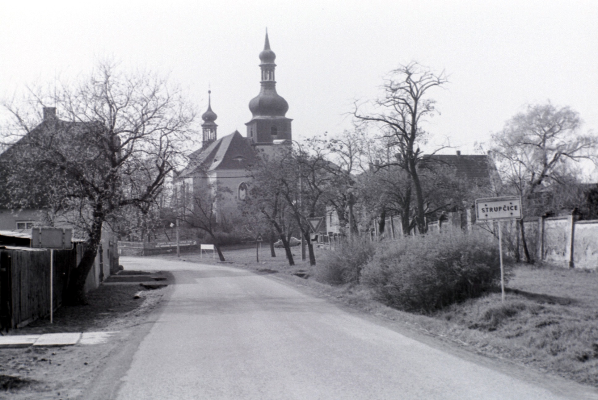 Kostel od východu - 80. léta 20. stol