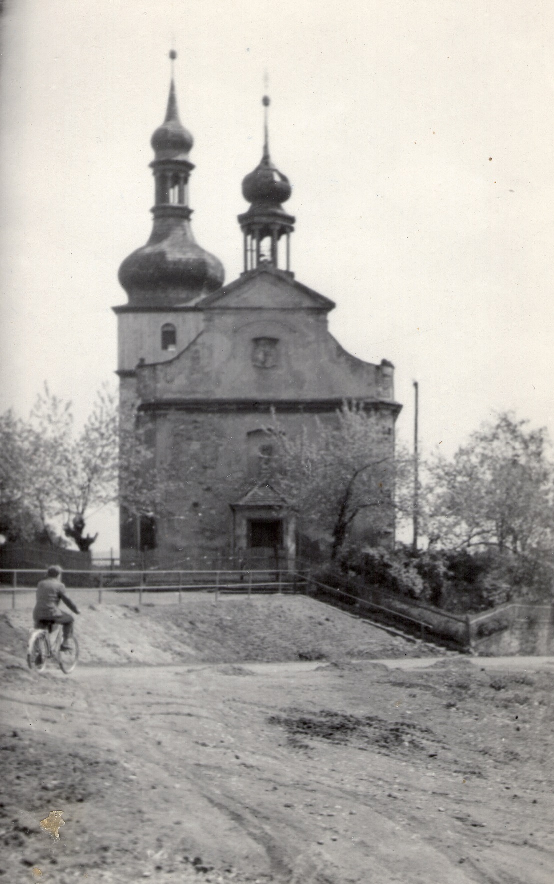 Kostel od západu - 60. léta 20. stol.