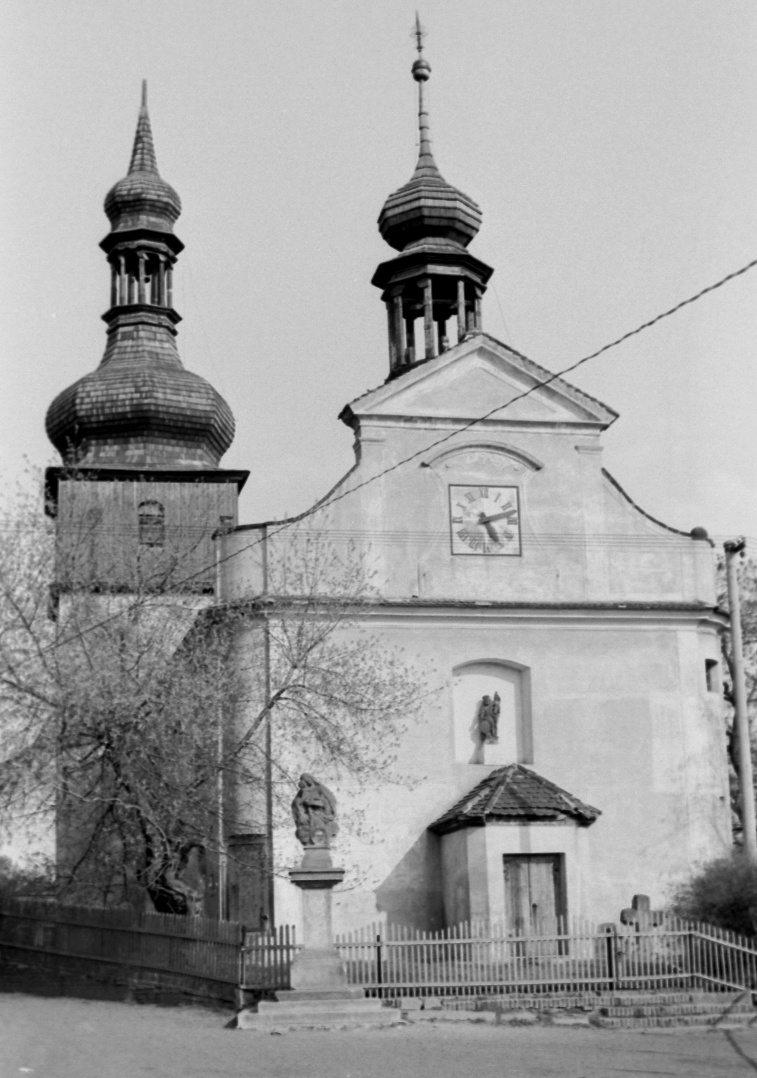 Kostel - průčelí 80. léta 20. stol.