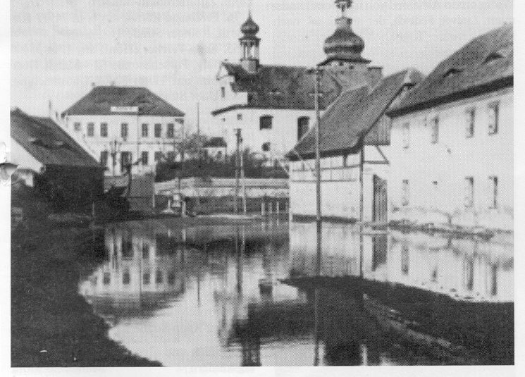 Pohled na školu a kostel při povodni